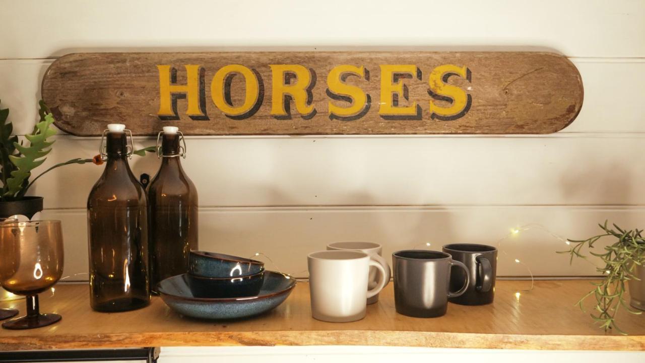Quirky Vintage Horsebox Conversion With Stunning Views Of Ardingly Reservoir Balcombe Exterior foto