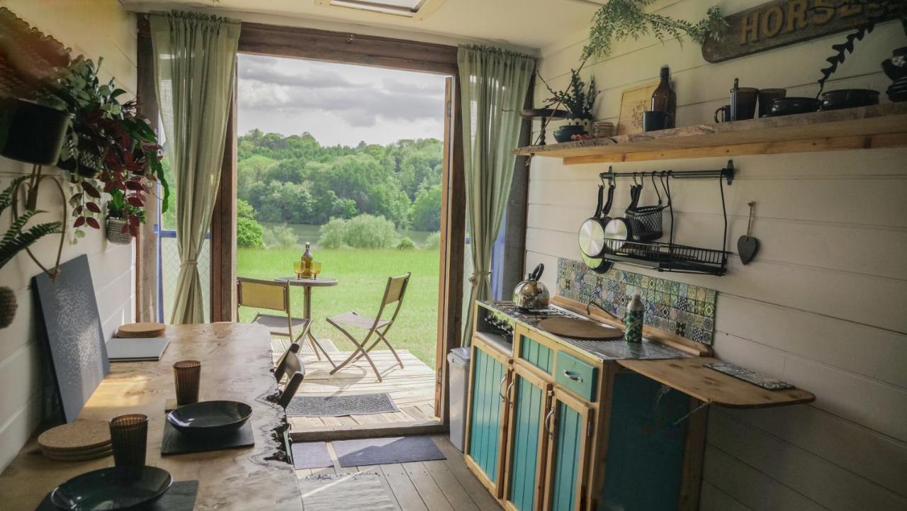 Quirky Vintage Horsebox Conversion With Stunning Views Of Ardingly Reservoir Balcombe Exterior foto