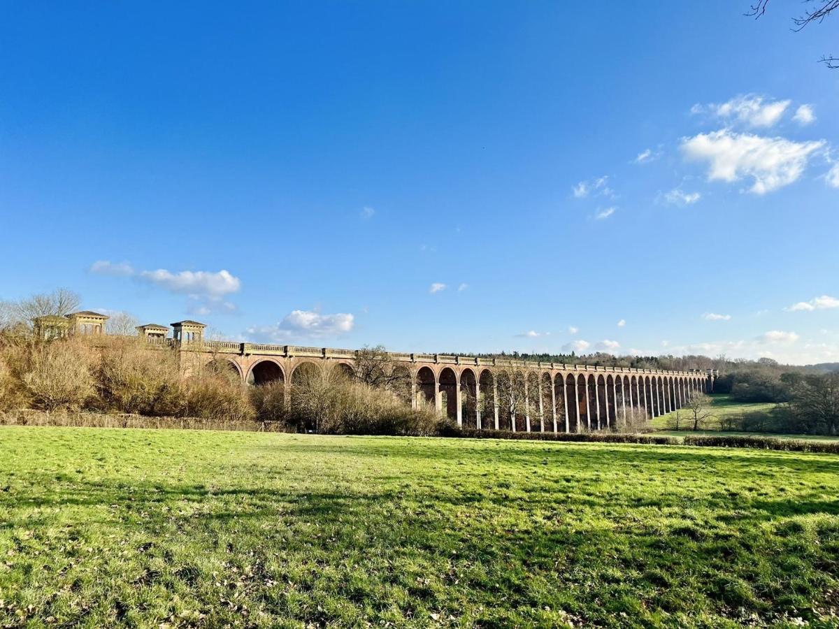 Quirky Vintage Horsebox Conversion With Stunning Views Of Ardingly Reservoir Balcombe Exterior foto